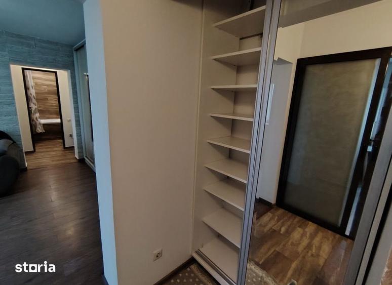 Apartament cu 3 camere semidecomandat în Podu Roș
