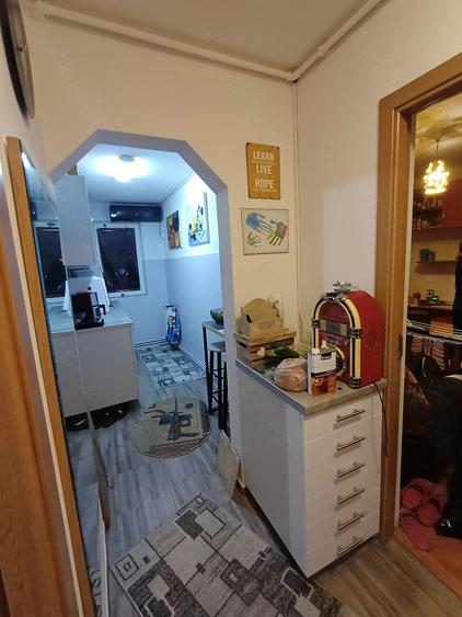 Apartament cu 3 camere semidecomandat în Dâmbu Pietros