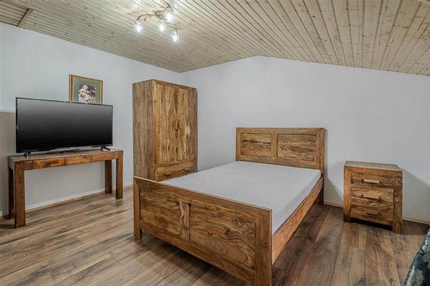 Casă individuală cu 5 camere cu Canalizare în Central