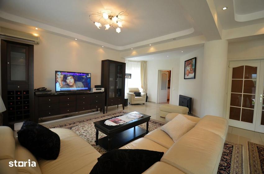 Casă cu 5 camere decomandat cu Teren 700 Mp în Central