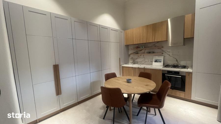 Apartament cu 3 camere semidecomandat în P-ța Victoriei