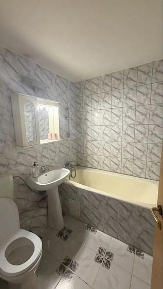 Apartament cu 3 camere semidecomandat, mobilat în Alexandru Obregia