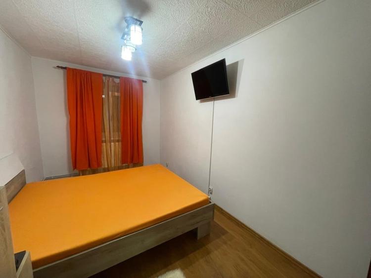 Apartament cu 3 camere semidecomandat, mobilat în Craiovița Nouă