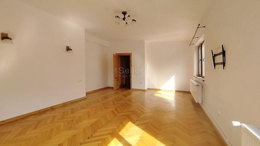 Apartament cu 4 camere decomandat, mobilat în Centrul Istoric