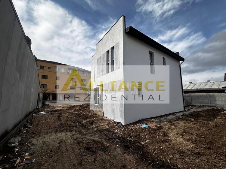 Casă individuală cu 5 camere cu Canalizare în Central
