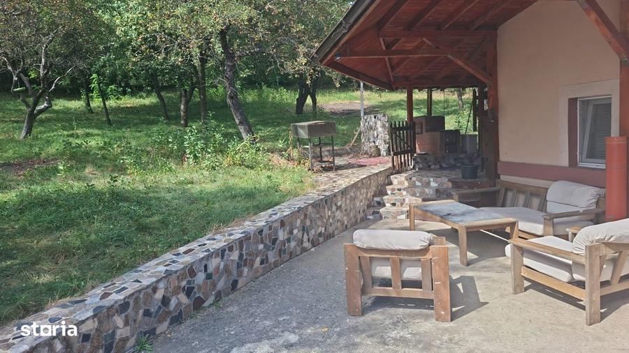 Casă cu 6 camere semidecomandat cu Teren 1400 Mp în Central