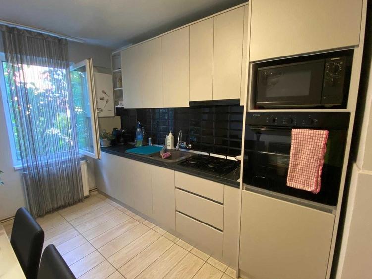 Apartament cu 3 camere decomandat în Tudor