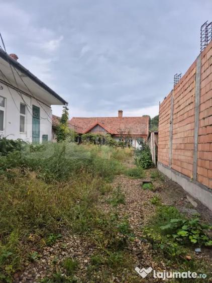Casă cu 7 camere cu Teren 1021 Mp în Central