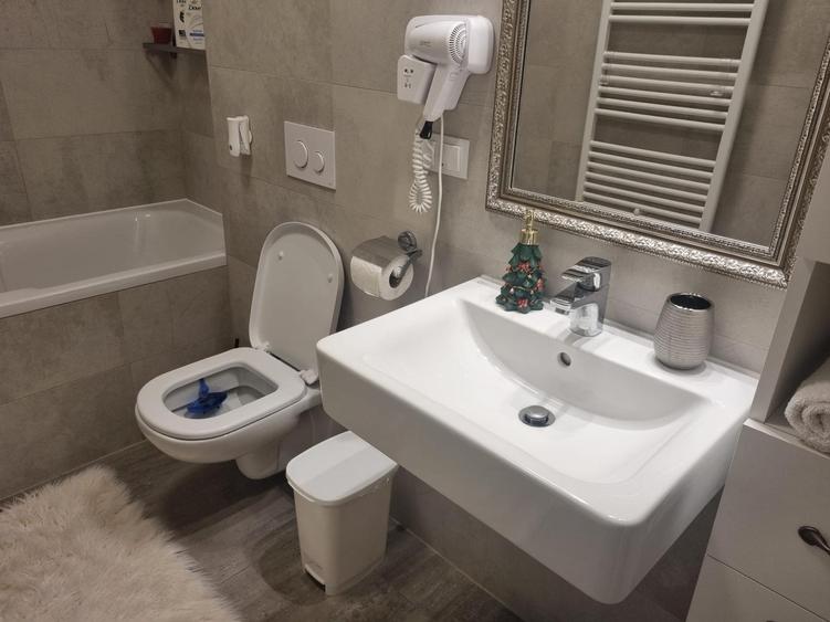 Apartament cu 2 camere decomandat în Tractorul