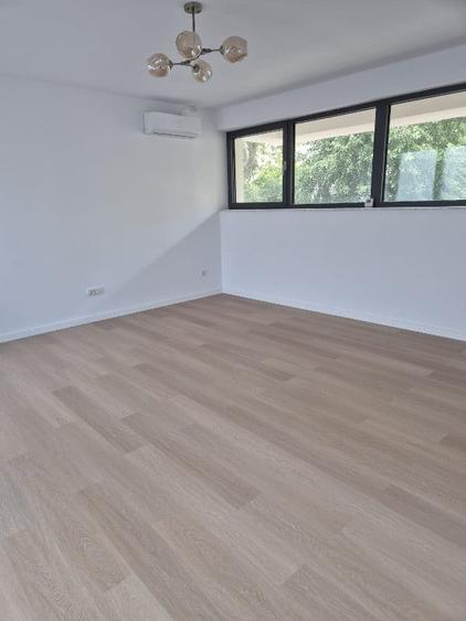 Casă cu 8 camere cu Teren 100 Mp în Parcul Carol