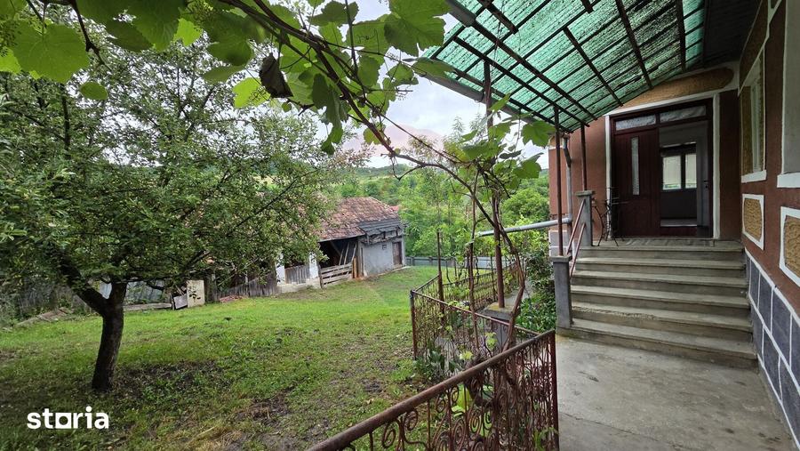 Casă cu 3 camere semidecomandat cu Teren 2200 Mp în Gornești