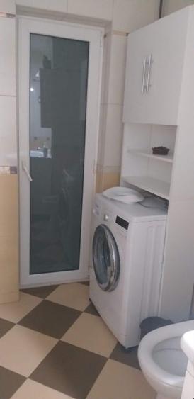 Apartament cu 3 camere decomandat, mobilat în Micro 4