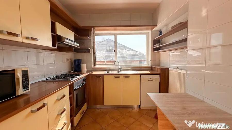 Apartament cu 3 camere semidecomandat în Aviatorilor
