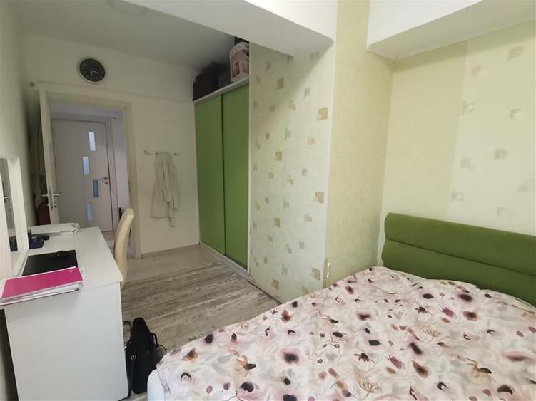Apartament cu 4 camere semidecomandat în Colentina