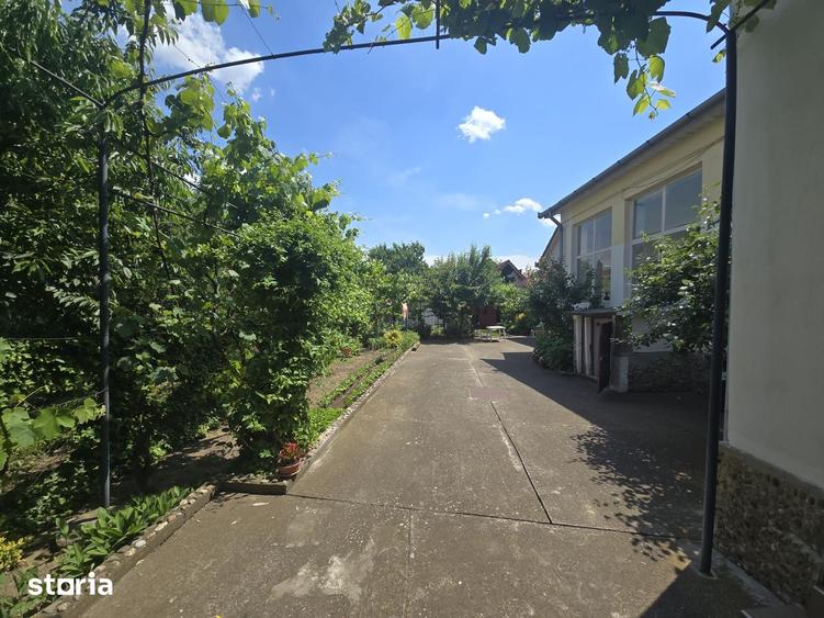 Casă cu 6 camere cu Teren 606 Mp în Lipoveni