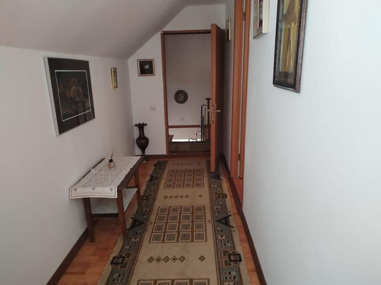 Casă cu 5 camere cu Canalizare în Central