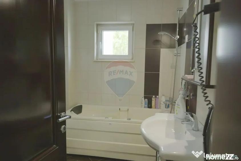 Casă cu 7 camere cu Teren 3093 Mp în Girov