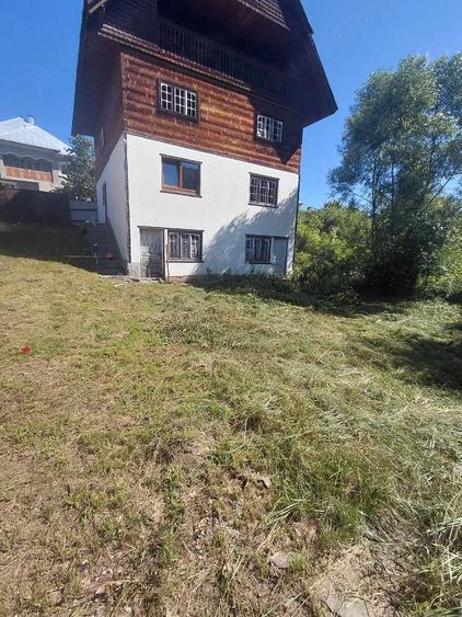 Casă cu Teren 1000 Mp în Central