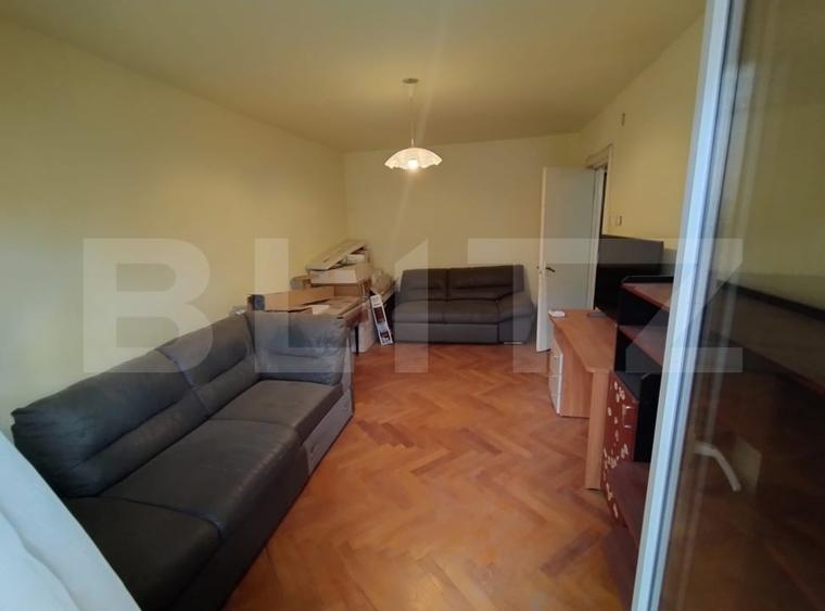 Apartament cu 3 camere decomandat în Craiovița Nouă