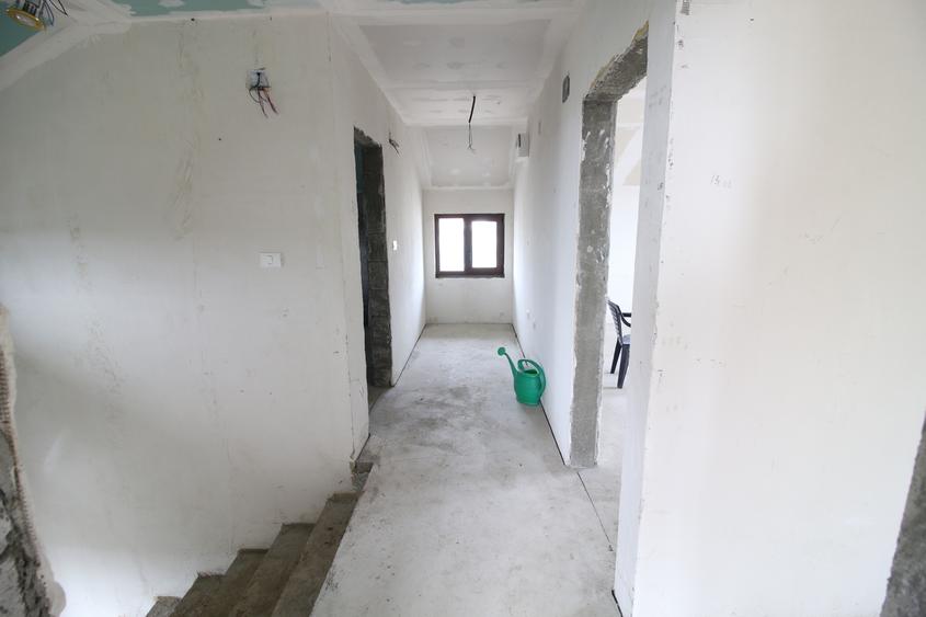 Casă individuală cu 4 camere cu Teren 1000 Mp în Costi