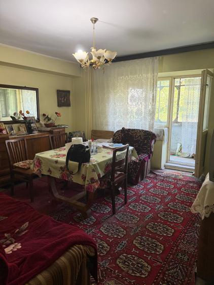 Apartament cu 3 camere decomandat în Berceni