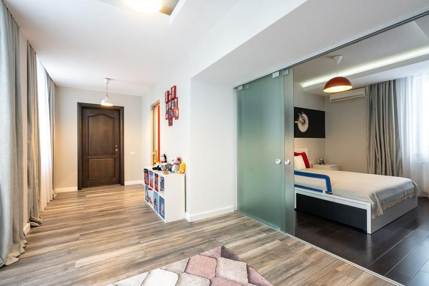 Casă individuală cu 9 camere cu Canalizare în Băneasa
