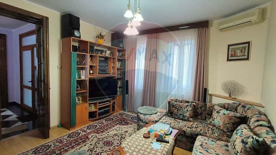 Casă individuală cu 6 camere cu Piscina în Piața Centrală