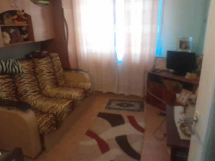 Apartament cu 3 camere semidecomandat în Viziru 1