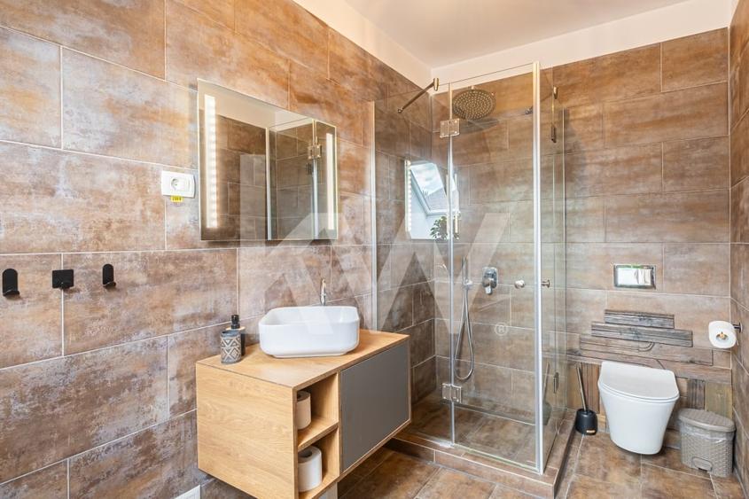 Casă individuală cu 8 camere cu Canalizare în Cernatu