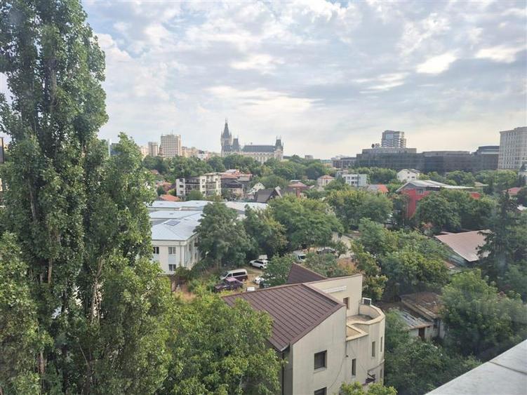 Apartament cu 3 camere semidecomandat în Podu Roș
