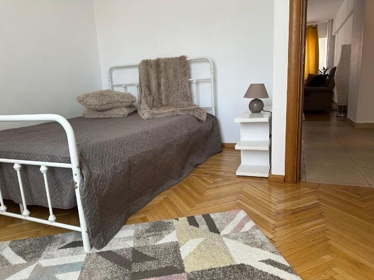 Apartament cu 4 camere decomandat, mobilat în P-ța Romană