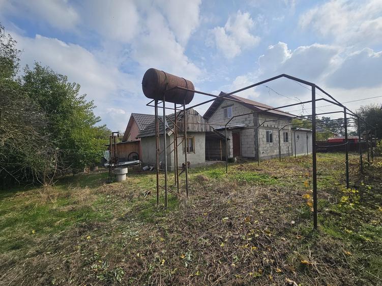 Casă cu 2 camere cu Teren 2300 Mp în Cioroiașu