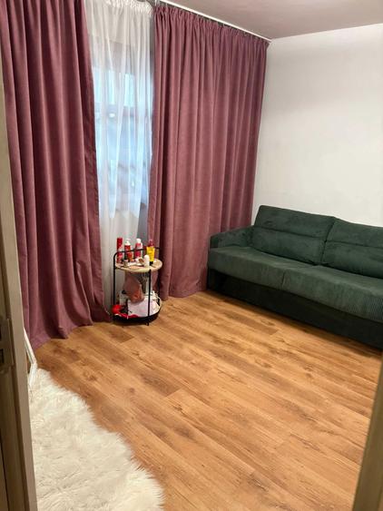 Apartament cu 3 camere semidecomandat în Podu Roș