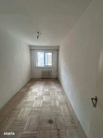 Apartament cu 4 camere semidecomandat în Sud