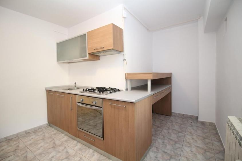 Apartament cu 3 camere decomandat, mobilat în Decebal