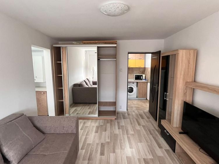 Apartament cu 2 camere semidecomandat, mobilat în P-ța Victoriei