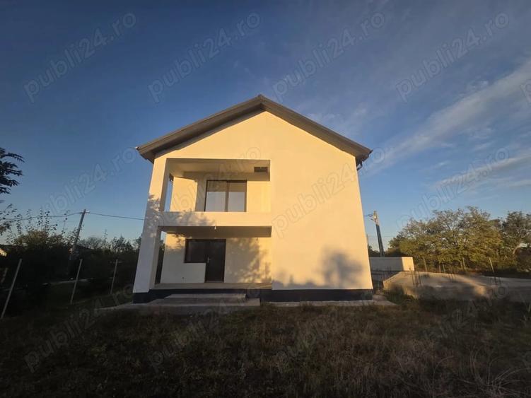 Casă cu 6 camere cu Teren 500 Mp în Spătaru