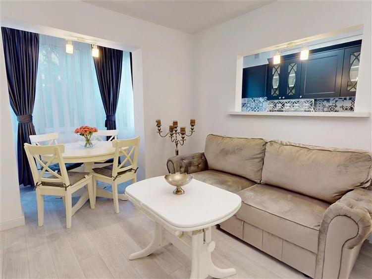 Apartament cu 3 camere semidecomandat, mobilat în Centrul Civic