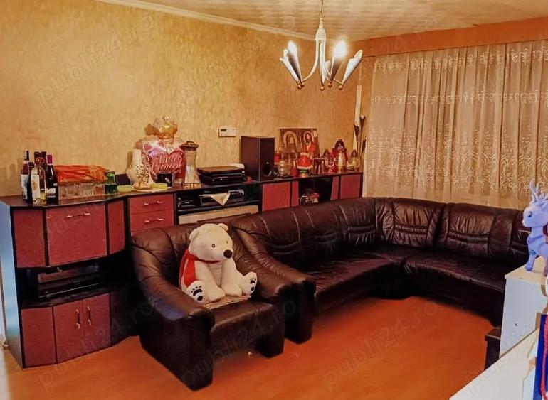 Apartament cu 3 camere semidecomandat în Central