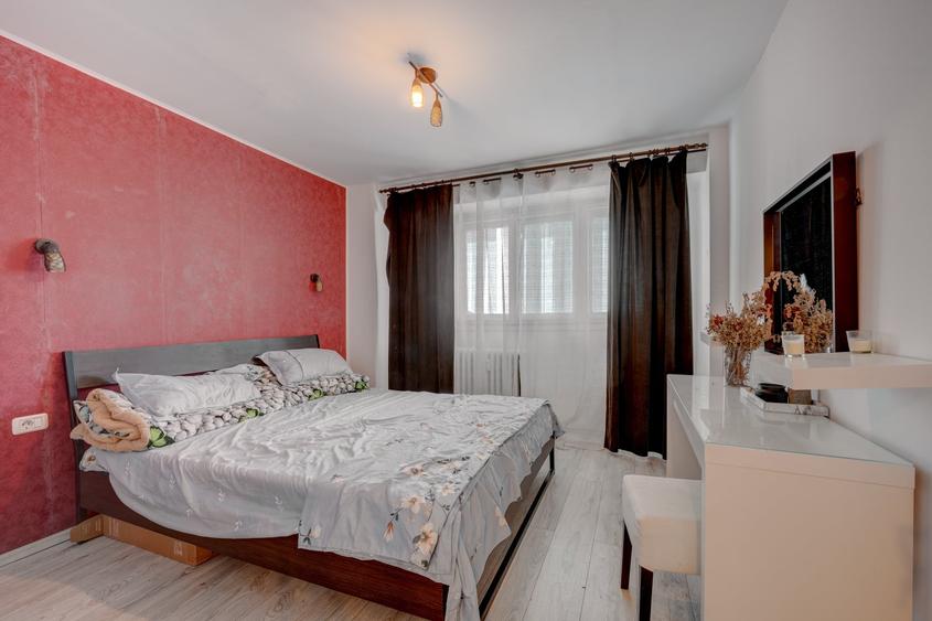 Apartament cu 3 camere semidecomandat în Rahova