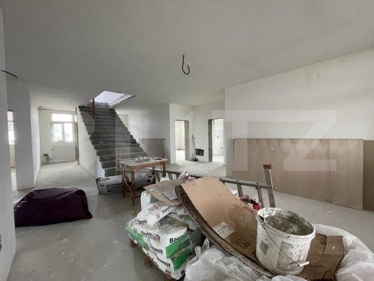 Casă individuală cu 8 camere cu Canalizare în Balta Verde