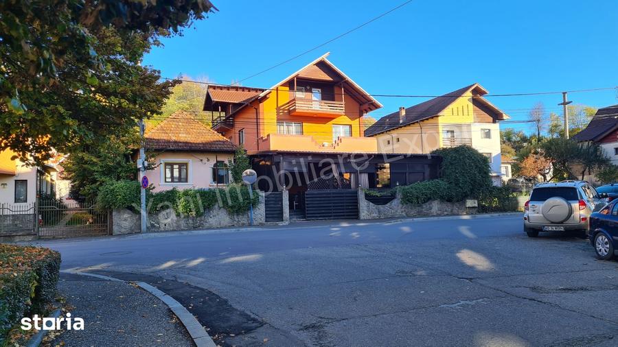 Casă cu 10 camere cu Teren 2642 Mp în Central