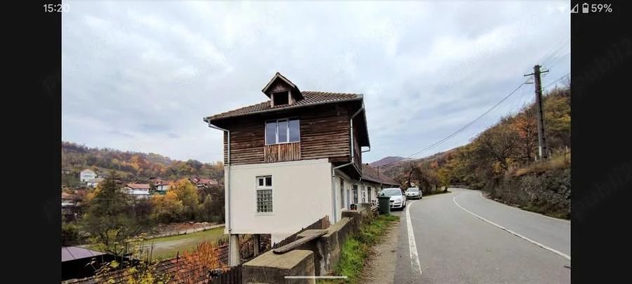 Casă cu 8 camere cu Teren 10100 Mp în Stănești