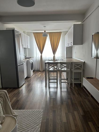Apartament cu 3 camere semidecomandat în Central