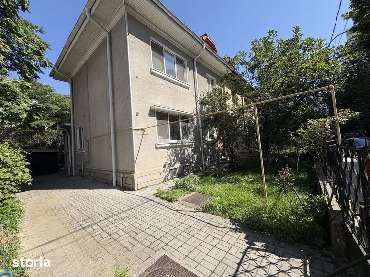 Casă cu 8 camere cu Teren 233 Mp în Decebal