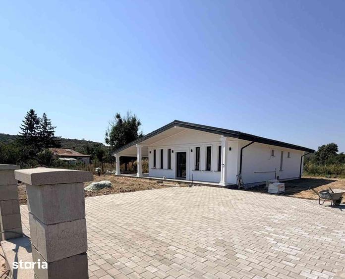 Casă cu 4 camere cu Teren 900 Mp în Podu Roș