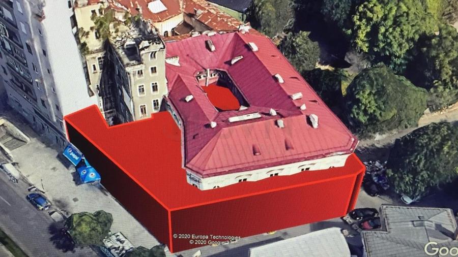 Casă individuală cu 30 camere cu Teren 687 Mp în P-ța Universității