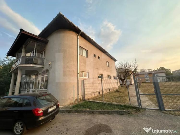 Casă cu 23 camere cu Teren 350 Mp în Central