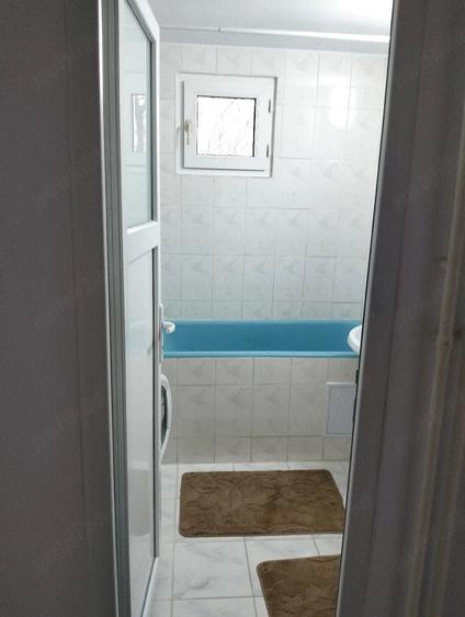 Apartament cu 3 camere semidecomandat în Rahova