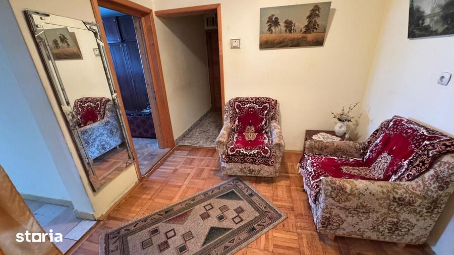 Apartament cu 3 camere decomandat în Cornișa